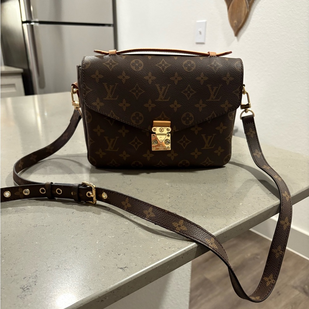 Louis Vuitton Pochette Metis Crossbody